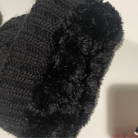 Billabong beanie! (Pom Pom is removable) - Picture 3 of 4